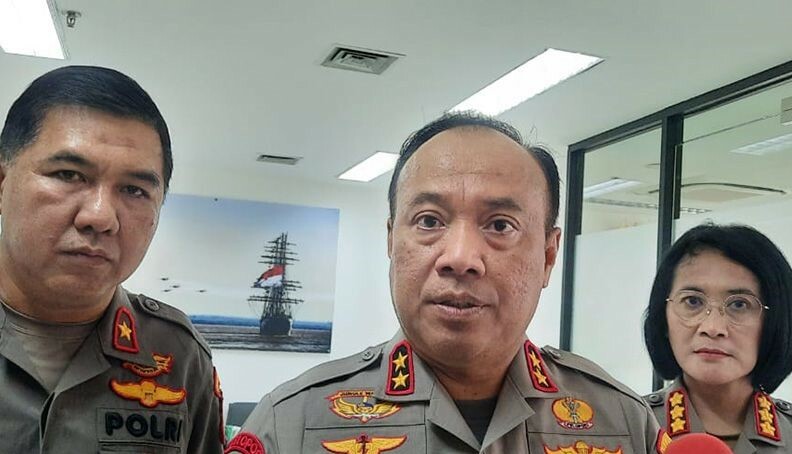 Kepala Divisi Humas Polri Irjen Pol. Dedi Prasetyo didampingi Karopenmas Polri Brigjen Pol. Ahmad Ramadhan, dan Kabagpenum Kombes Pol. Nurul Azizah